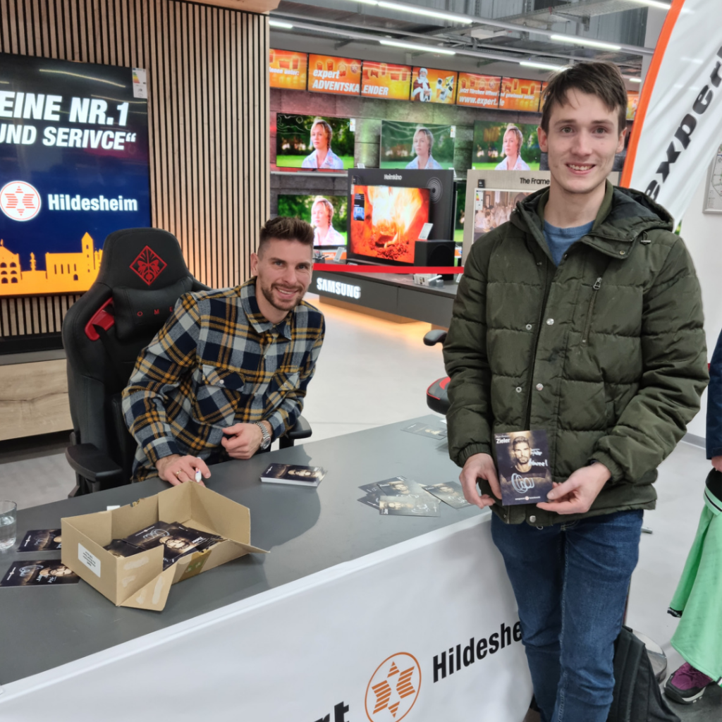 Autogrammstunde mit Ron-Robert Zieler